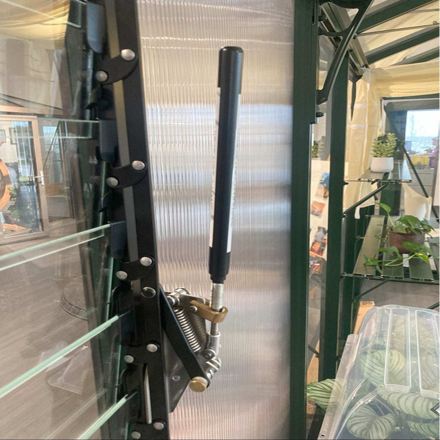 Janssens | Automatic Opener for Louvered Window